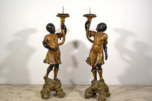 Coppia di mori reggicero in legno intagliato laccato e dorato, Sicilia, seconda metà del XVIII secolo